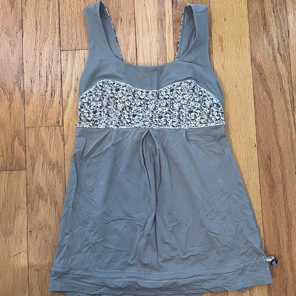 Lululemon Elevate Tank Size 2 in Ambient Grey/Petite Fleur Silver Spoon